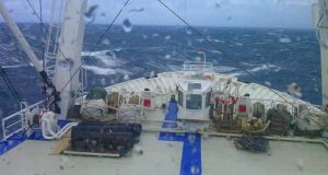 Шторм в море. Фото с капитанского мостика. На борту судна.