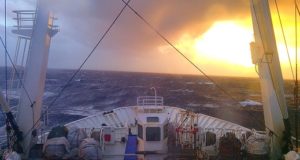 Шторм в море. Фото с мостика корабля, судна. Солнце в шторм.